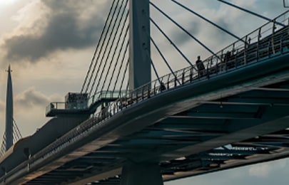 Puente de acero sostenido por una estructura colgante