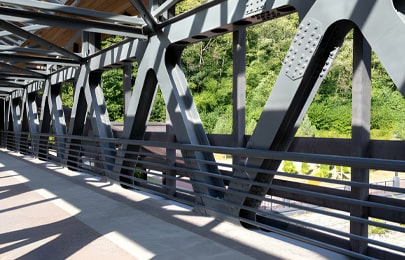 Puente vehicular delimitado por una estructura triangulada