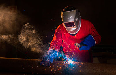 Trabajador realizando proceso de soldadura por arco