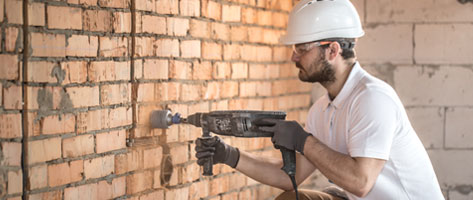 Trabajador de la construcción utilizando un taladro