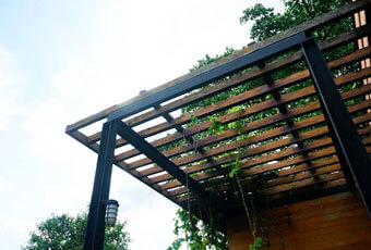 Pérgola con estructura de acero y madera