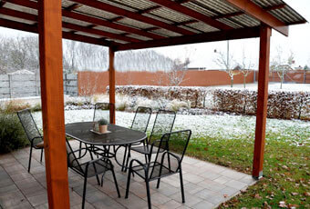 Pérgola con techo de lámina galvanizada