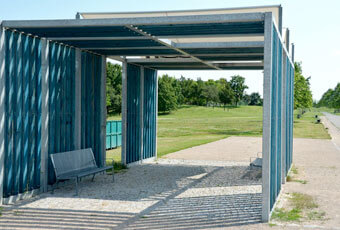 Pérgola de acero fabricada con perfiles galvanizados