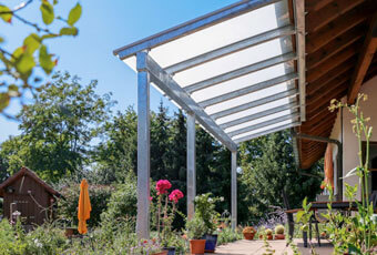 Pérgola de acero instalada en el jardín de una casa