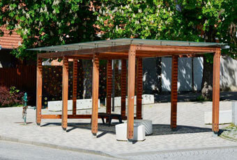 Pérgola de madera con uniones de acero y techo de vidrio