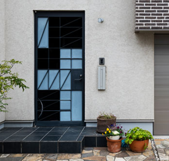 Protección de herrería con diseños geométricos instalada en la puerta de una casa