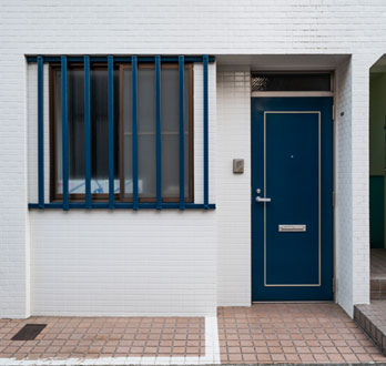 Protección de herrería fabricada con soleras de acero pintadas de color azul