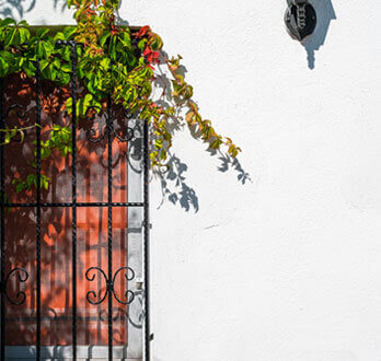 Protección rústica de herrería diseñada con varilla caramelo pintada de color negro