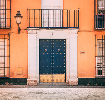 Protecciones colocadas en las las ventanas y el balcón de una casona