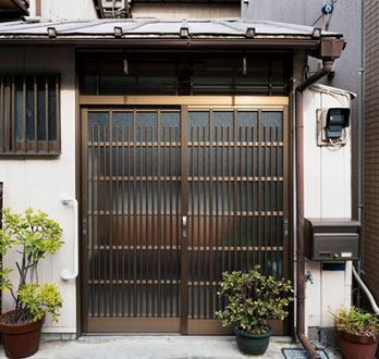 Protecciones de herrería corredizas instaladas en la entrada principal de una casa japonesa