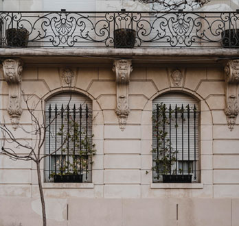 Protecciones elaboradas con hierro forjado instaladas en las ventanas de la planta baja