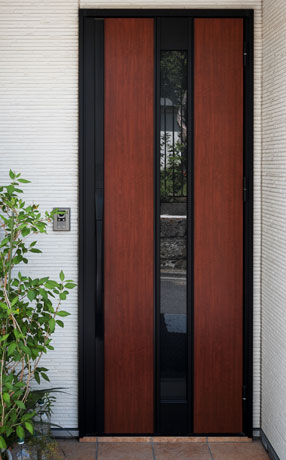 Puerta de edificio fabricada con elementos de herrería, madera y vidrio