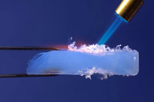 Muestra de aerogel sometida a llama directa