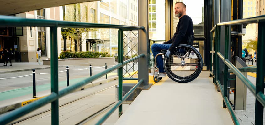 Rampa para personas con discapacidad en parada de autobús