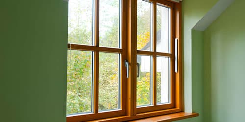 Ventana de madera vista desde el interior de una casa